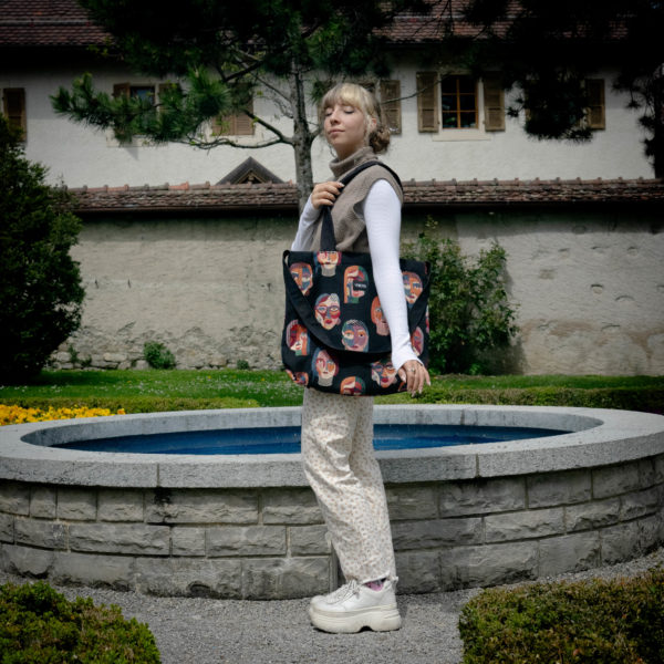 Tote bag visage. Collection ÉLÉMENTAIRE. Trois anses réalisées avec un tissu jeans et une finition de la couture bordeau. 1x modèle conçu avec une troisième anse plus longue pour porter le sac aussi en bandoulière. 1x modèle plus petit avec que deux anses Etiquette VENERIS noire.