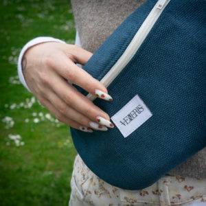 Sac banane bleu réalisé avec un reste de rideau. Doublure à motif. Collection ÉLÉMENTAIRE. Etiquette VENERIS blanche. Rivets de décoration. Sangle blanche
