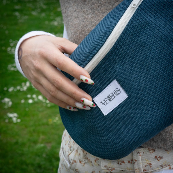 Sac banane bleu réalisé avec un reste de rideau. Doublure à motif. Collection ÉLÉMENTAIRE. Etiquette VENERIS blanche. Rivets de décoration. Sangle blanche