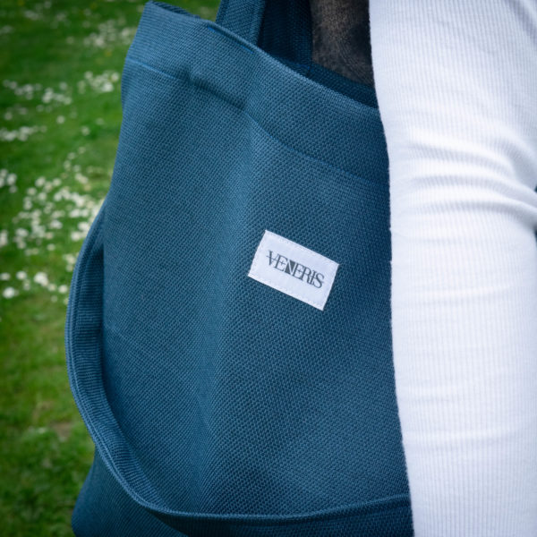 Tote bag bleu, récupéré d'un reste de rideau . Collection ÉLÉMENTAIRE. Trois anses réalisées avec le même tissu. 1x modèle conçu avec une troisième anse plus longue pour porter le sac aussi en bandoulière. 1x modèle plus petit avec que deux anses Etiquette VENERIS blanche.