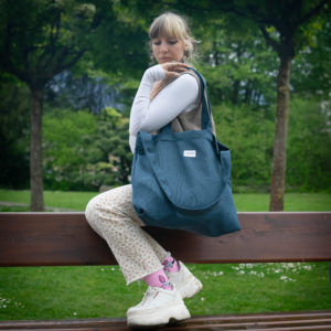 Tote bag bleu, récupéré d'un reste de rideau . Collection ÉLÉMENTAIRE. Trois anses réalisées avec le même tissu. 1x modèle conçu avec une troisième anse plus longue pour porter le sac aussi en bandoulière. 1x modèle plus petit avec que deux anses Etiquette VENERIS blanche.