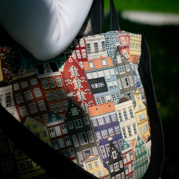 Tote bag cité. Collection ÉLÉMENTAIRE. Trois anses réalisées avec un tissu jeans et une finition de la couture jaune. 1x modèle conçu avec une troisième anse plus longue pour porter le sac aussi en bandoulière. 1x modèle plus petit avec que deux anses Etiquette VENERIS noire.