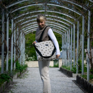 Tote bag abeilles. Collection ÉLÉMENTAIRE. Trois anses réalisées avec un tissu jeans et une finition de la couture jaune. 1x modèle conçu avec une troisième anse plus longue pour porter le sac aussi en bandoulière. 1x modèle plus petit avec que deux anses Etiquette VENERIS noire.