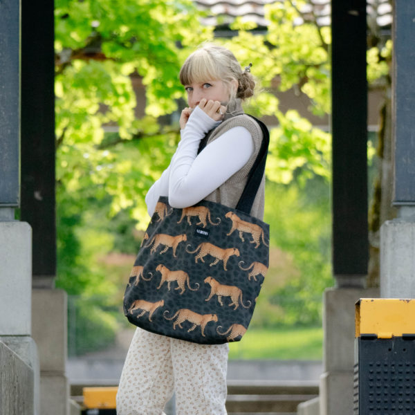 Tote bag cabane. Collection ÉLÉMENTAIRE. Trois anses réalisées avec un tissu jeans et une finition de la couture noire. 1x modèle conçu avec une troisième anse plus longue pour porter le sac aussi en bandoulière. 1x modèle plus petit avec que deux anses Etiquette VENERIS noire.