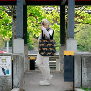 Tote bag cabane. Collection ÉLÉMENTAIRE. Trois anses réalisées avec un tissu jeans et une finition de la couture noire. 1x modèle conçu avec une troisième anse plus longue pour porter le sac aussi en bandoulière. 1x modèle plus petit avec que deux anses Etiquette VENERIS noire.